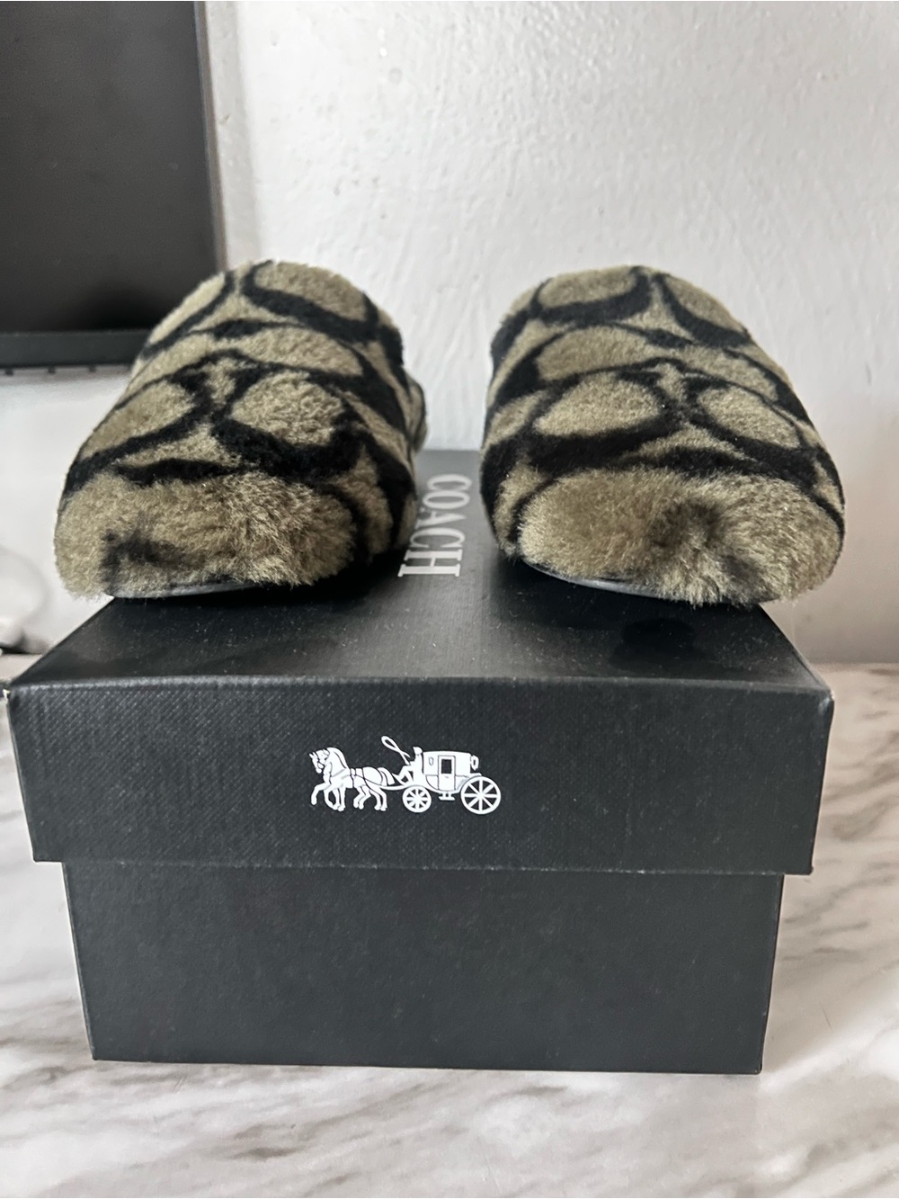 Slipper
In Signature Shearling - Picture 2 of 7
